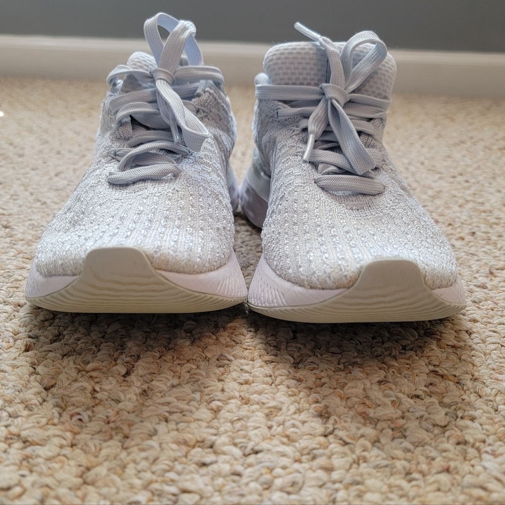 Nike Women's Light Gray React Infinity Flyknit - Picture 8 of 10